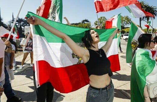 Νεκρός ο Χαμενεΐ: Άλλοι θρηνούν και άλλοι πανηγυρίζουν - Βίντεο με τις επευφημίες - Έκαψαν άγαλμά του