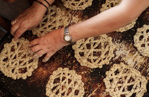 Δοκιμάζοντας ψιλοκούλουρα στην Καρπάθο