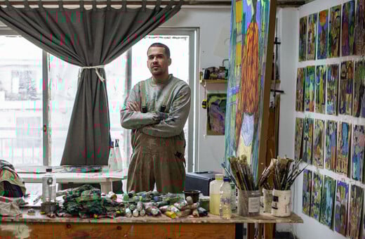 Ο Μιχάλης Κιούσης ζωγραφίζει ανθρώπινες φιγούρες σε αφρικανικά τοπία