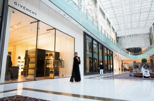 Ο πόλεμος παγώνει τη μόδα: Διεθνή brands κλείνουν καταστήματα στη Μέση Ανατολή