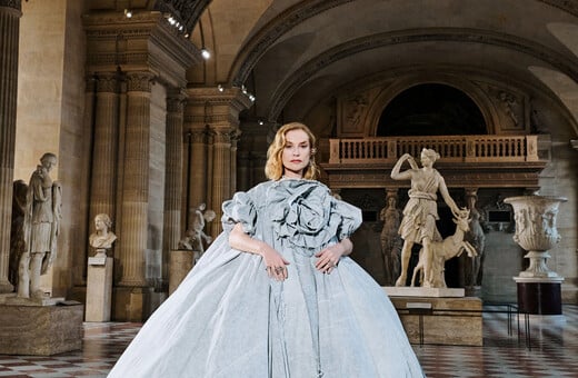 Η Ιζαμπέλ Ιπέρ μπαίνει στο Λούβρο σαν να ανήκε πάντα εκεί