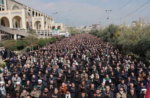 Ιράν: Εκατοντάδες πολίτες θρηνούν τον Χαμενεΐ - Συγκεντρώθηκαν για προσευχή αψηφώντας τον πόλεμο