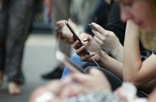 ΙΝΔΟΝΗΣΙΑ SOCIAL MEDIA ΑΝΗΛΙΚΟΙ