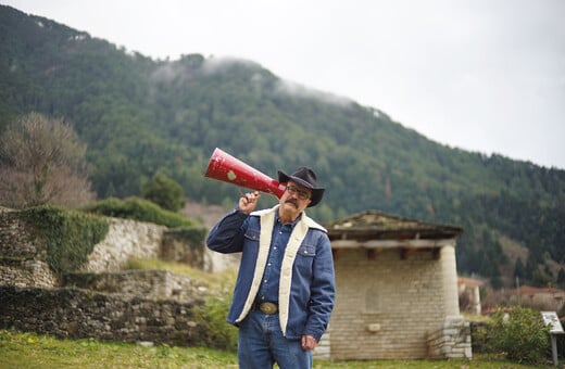 Γιατί ’ναι μαύρα τα βουνά;