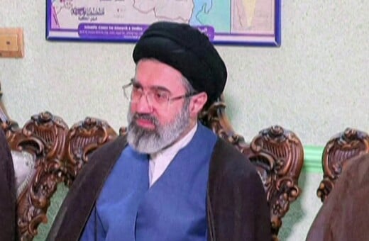 Μοτζτάμπα Χαμενεΐ: «Ο νέος ηγέτης τραυματίστηκε στον πόλεμο» μετέδωσε η κρατική τηλεόραση του Ιράν