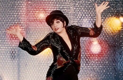 Το εκθαμβωτικό ερείπιο μιας ολόκληρης ζωής: η Λάιζα Μινέλι και το μεγάλο καμπαρέ των απομνημονευμάτων της