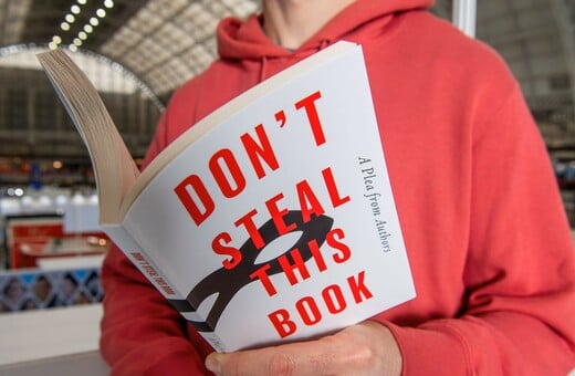 10.000 συγγραφεις κυκλοφορησαν ενα αδειο βιβλιο διαμαρτυρομενοι για την AI