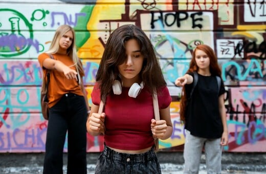 Από το προαύλιο στον διαδικτυακό εκφοβισμό, χρειάζεται να «ακούσουμε» τη βία των ανηλίκων