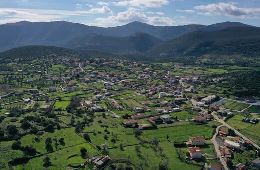 «Από την πόλη της απόλυτης κινητικότητας στο χωριό της απόλυτης ησυχίας, η αλλαγή ήταν τεράστια» / «Στο Δύστο κατάφερα να ασχοληθώ επαγγελματικά με την οινοποιία, που την αγαπώ»