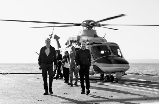 Ο πόλεμος, οι δημοσκοπήσεις και η εύθραυστη αισιοδοξία στο Μαξίμου