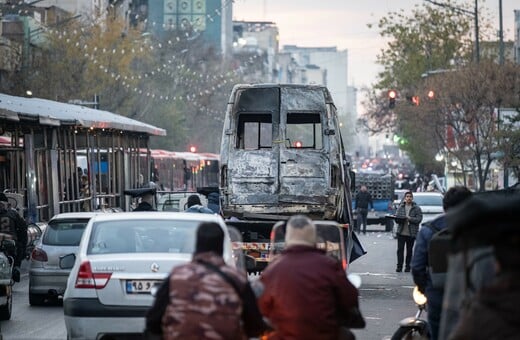 «Δάχτυλα στη σκανδάλη»: Οι Ιρανικές Αρχές προειδοποιούν τους πολίτες καθώς καλούνται σε δράση
