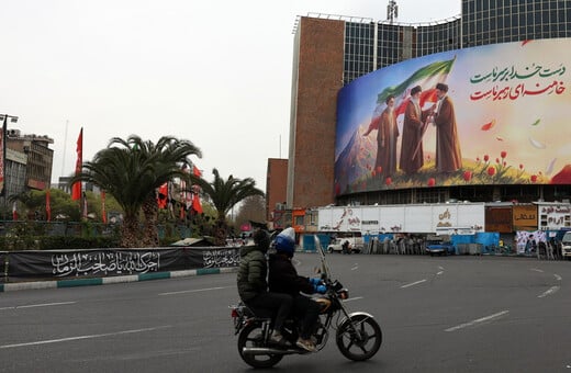 «Ακόμη και υπό τους πύραυλους συνεχίζουμε να ζούμε»: Πώς αντιμετωπίζουν οι νέοι στο Ιράν τον πόλεμο