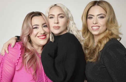 Δύο ελληνοαμερικανίδες λεσβίες λανσάρουν beauty brand και το TikTok αντιδρά.