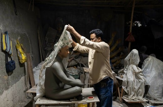 Στην Ινδία ένα εργαστήριο φτιάχνει ομοιώματα νεκρών για οικογένειες που πενθούν