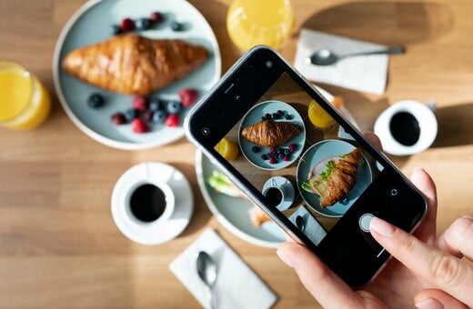 Από το scroll στο τραπέζι: Πώς τα social media αλλάζουν τον τρόπο που ανακαλύπτουμε εστιατόρια