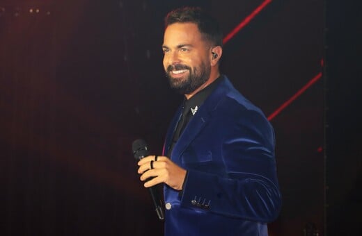 Ηλίας Βρεττός: Έπεσε θύμα ξυλοδαρμού κατά τη διάρκεια live του στην Κύπρο