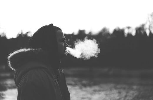 ΑΝΗΛΙΚΟΙ ΚΑΠΝΙΣΜΑ ΑΛΚΟΟΛ 