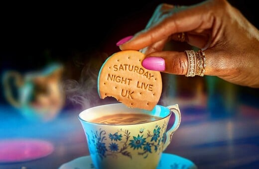 Η Tina Fey άνοιξε το SNL UK με μια αλλόκοτη Πριγκίπισσα Νταϊάνα και πολύ βρετανικό θράσος