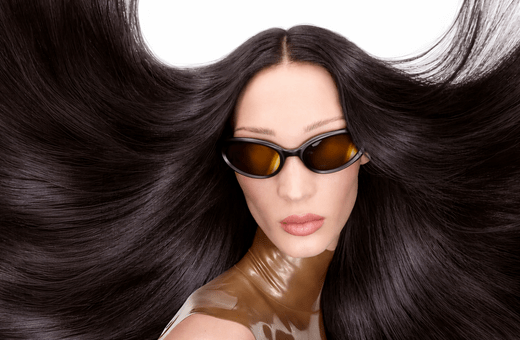 Επανόρθωση μαλλιών: η ρουτίνα που χαρίζει δύναμη και λάμψη στα ταλαιπωρημένα μαλλιά