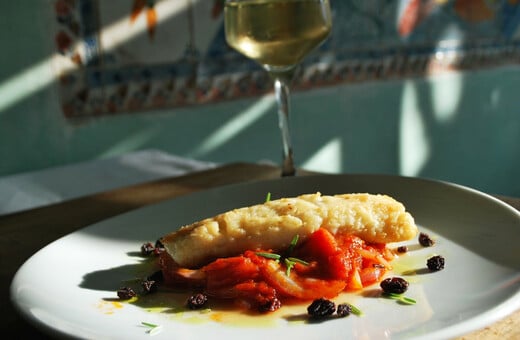 Ποια κρασιά θα απογειώσουν τον παραδοσιακό μπακαλιάρο σκορδαλιά της 25ης Μαρτίου