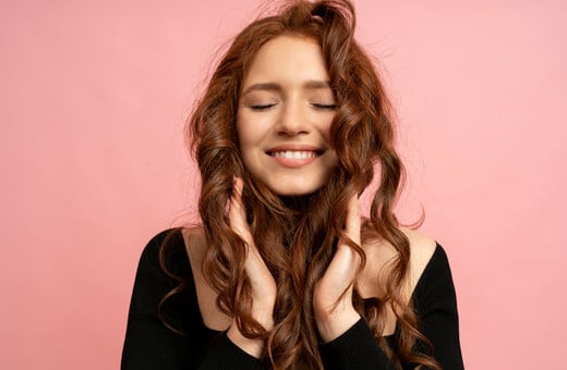 Τέλος στην ψαλίδα στα μαλλιά: Τα προϊόντα περιποίησης που κάνουν τη διαφορά