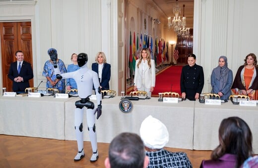 ΜΕΛΑΝΙΑ ΤΡΑΜΠ ΡΟΜΠΟΤ ΛΕΥΚΟΣ ΟΙΚΟΣ