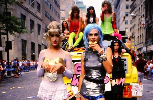 Για όλα όσα η ζωή δεν κατάφερε να θάψει: Η οδύνη του κόσμου της Nan Goldin απλώνεται στο Παρίσι