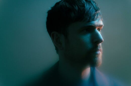 O Τζέιμς Μπλέικ τραγουδάει για την αγάπη μέσα σε ζόρικους καιρούς