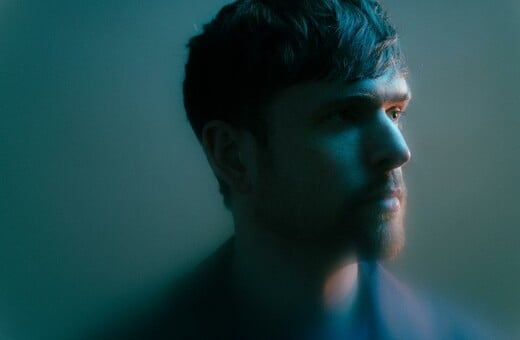 O Τζέιμς Μπλέικ τραγουδάει για την αγάπη μέσα σε ζόρικους καιρούς