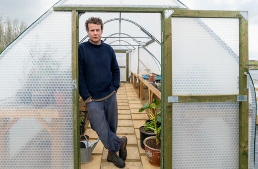 Ο νέος σταρ της βρετανικής κηπουρικής δεν πουλά μόνο φυτά, αλλά έναν ολόκληρο τρόπο να βλέπεις τον κόσμο