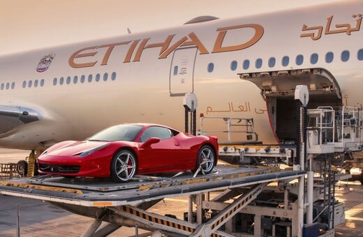 Ποιός πόλεμος; Η Ferrari εξακολουθεί να κάνει deliver αεροπορικώς στη Μέση Ανατολή