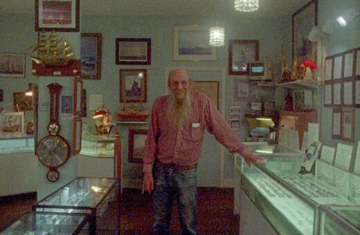 Τα μυστήρια του σύμπαντος σ' ένα κομμάτι θαλάσσιου γυαλιού