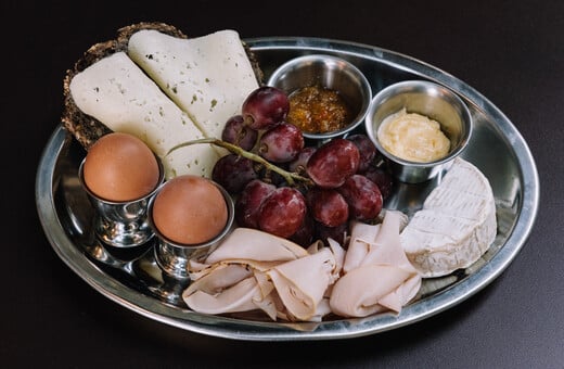 Από πότε τρώμε βραστά αυγά στα εστιατόρια και στα μπαρ της Αθήνας;