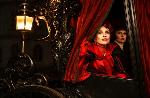 Η Isabelle Huppert ως βρικόλακας και ο Tony Leung στο πρώτο κύμα τίτλων του Sydney Film Festival