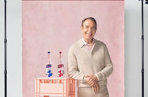 Ο Jeff Koons βάζει το Balloon Dog στα επετειακά μπουκάλια της Evian