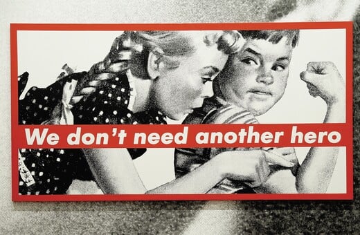 Οι αιχμηρές λέξεις και οι καθηλωτικές εικόνες της Μπάρμπαρα Κρούγκερ