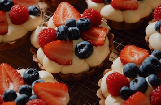 Λαχταριστές τάρτες της πόλης με φράουλες και berries