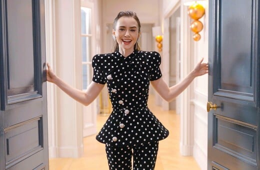 Παρέα με την Λίλι Κόλινς στο σετ του «Emily in Paris»