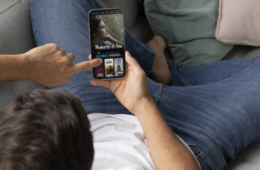 Όταν η βία γίνεται reels: Η ψυχική οικονομία του πολέμου στα social media