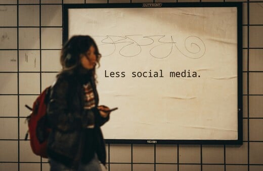 ΑΠΑΓΟΡΕΥΣΗ SOCIAL ΑΝΗΛΙΚΟΙ ΞΕΝΑ ΜΜΕ