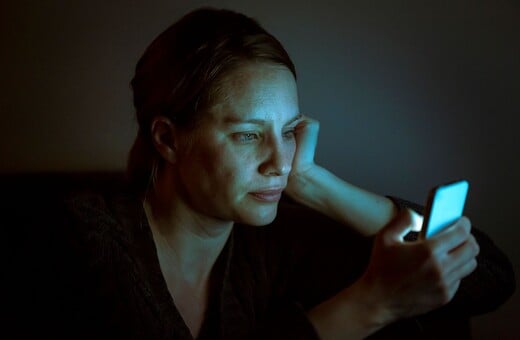 Δεν χαλάει τον ύπνο σου το μπλε φως του κινητού τελικά