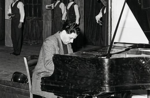 Μάνος Χατζιδάκις: Ποιο είναι το πρώτο και ποιο το σπανιότερο άλμπουμ του;