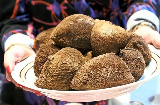 Ντερμπιγιές και μπουστιά, τα αποσυνάγωγα του πασχαλινού τραπεζιού