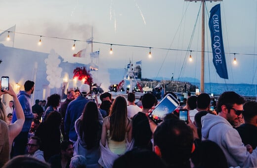 Πάσχα στην Πάρο με την Grey Goose: Το κυκλαδίτικο γλέντι στο γραφικό λιμανάκι της Νάουσας