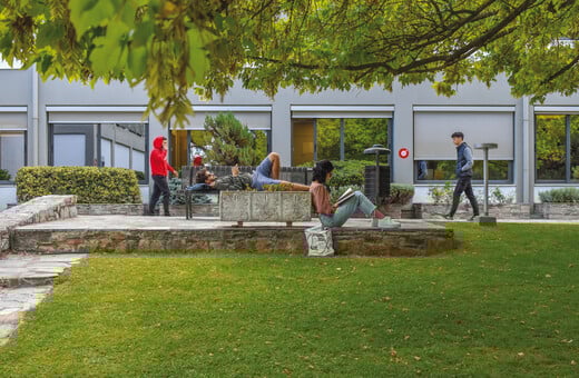 Το Εκπαιδευτικό Ίδρυμα Αττική Παράδοση δίνει τρεις υποτροφίες για σπουδές στο μεταναστευτικό ζήτημα