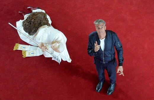 Σιωπή, αμαρτία και θέαμα: τι ακριβώς κάνει τώρα ο Μαουρίτσιο Κατελάν