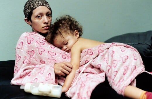 Τι αλλάζει όταν μια φωτογραφία για τη μητρότητα αφήνει τη μητέρα να μιλήσει;