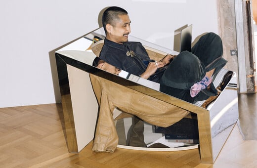 Ένα σπίτι που δεν κρύβει τις ρωγμές του