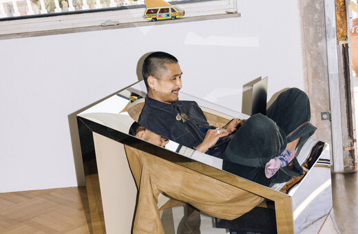 Ένα σπίτι που δεν κρύβει τις ρωγμές του