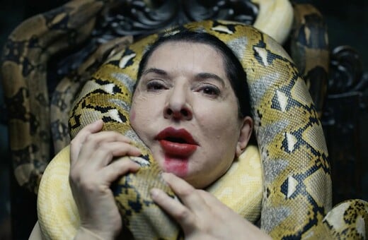 Γιατί μας αρέσει τόσο πολύ να βλέπουμε γυναίκες να πεθαίνουν;